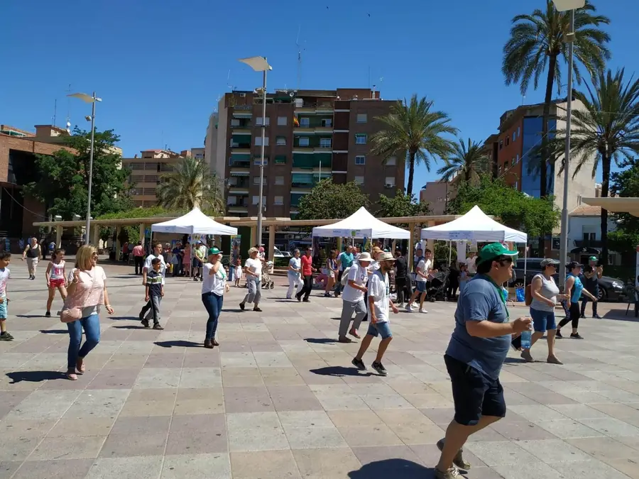 Actividad de sensibilización contra el acoso escolar en una plaza de Molina de Segura, con carpas informativas
