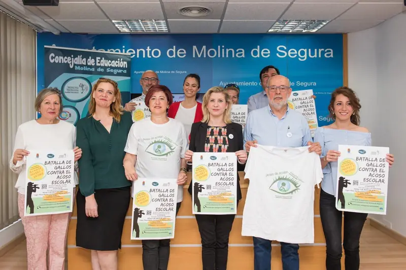Equipo de AMURCAE y Concejalía de Educación presentando el Plan Municipal contra el Acoso Escolar de Molina de Segura