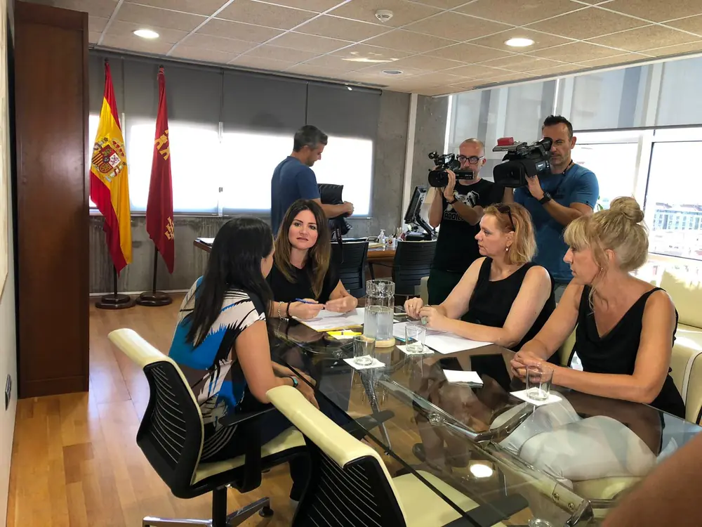 Representantes de AMURCAE reunidas con la Consejera de Educación y Cultura de la Región de Murcia